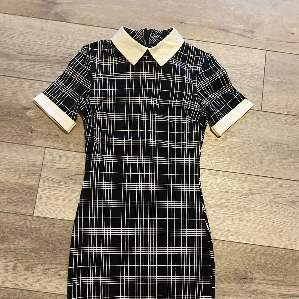 Cute form fitting dress - Picture 2 of 3